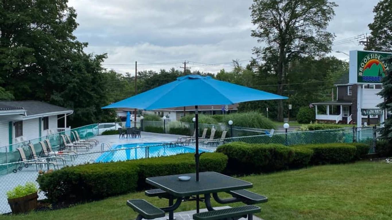 Brookside Motel & Cabins