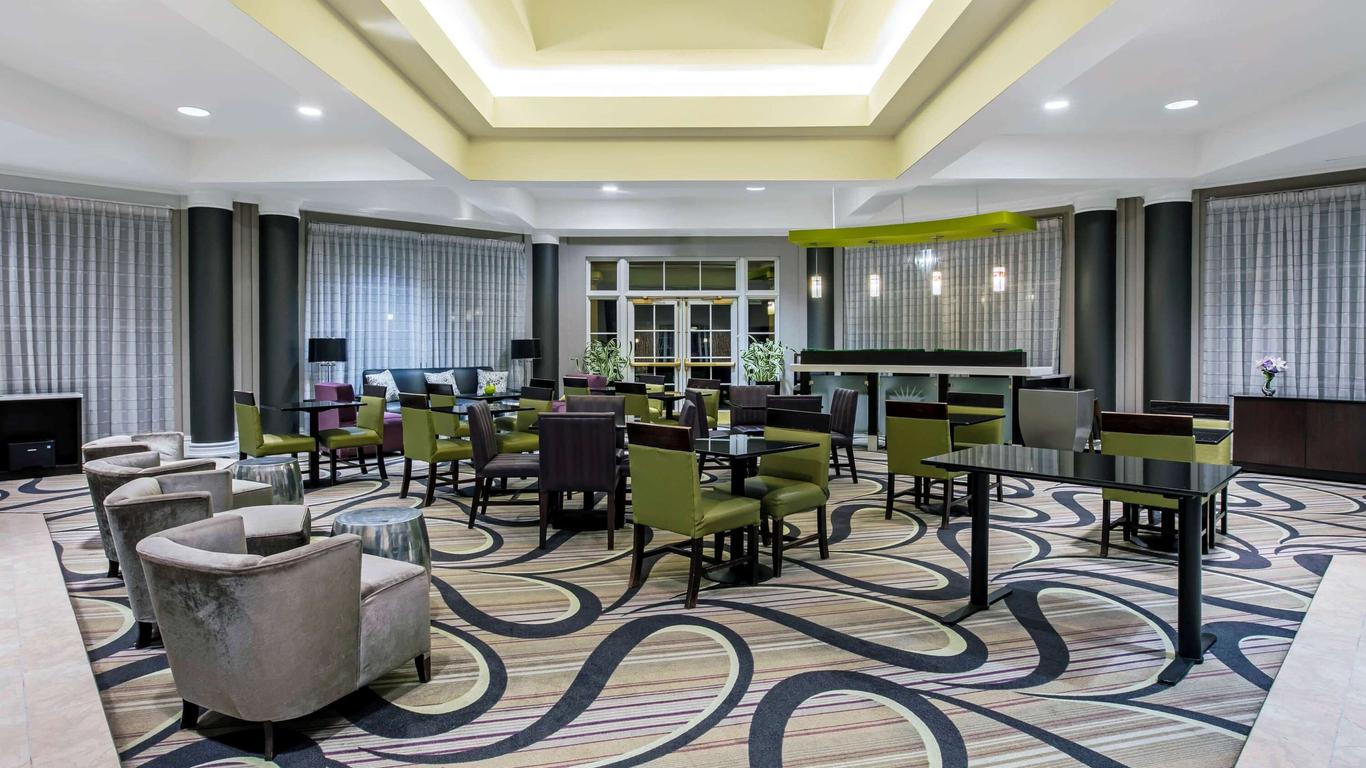 La Quinta Inn & Suites by Wyndham Dallas Arlington South