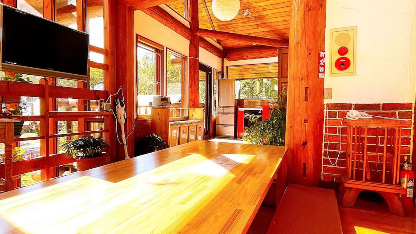 Hakuba Pension & Log Hotel Meteor
