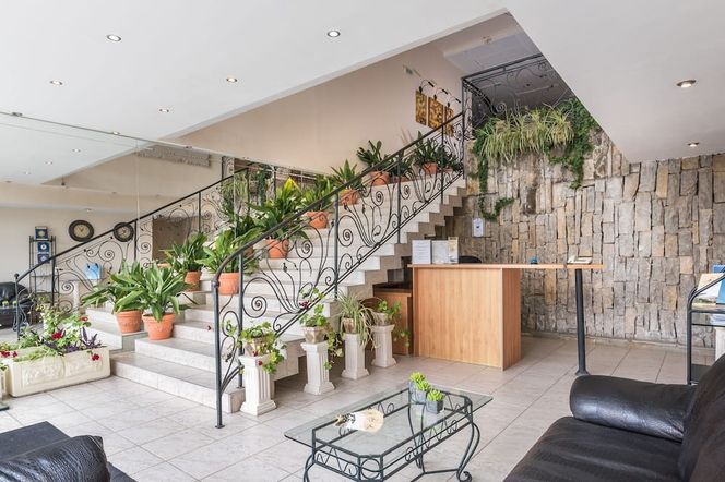 Lotus Family Hotel - Free Parking