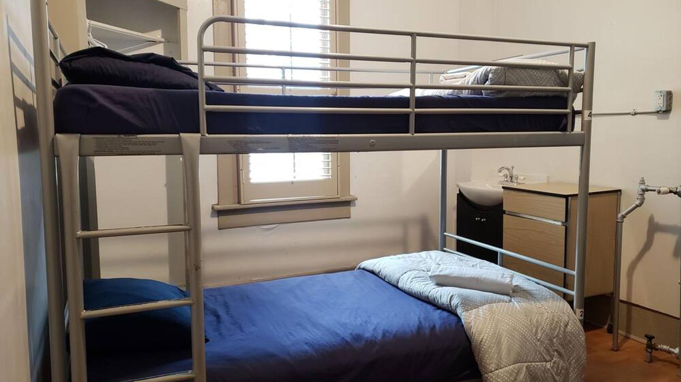 St. Clair Hotel - Hostel