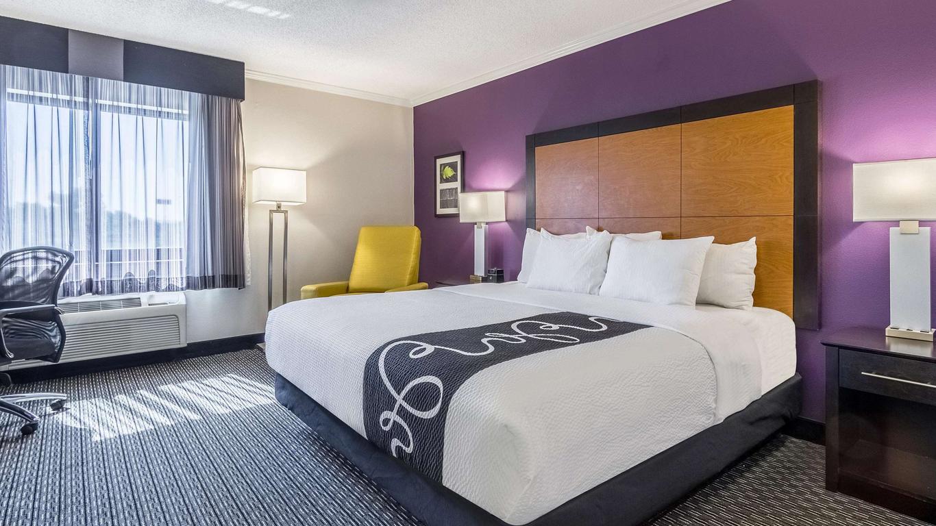 La Quinta Inn & Suites by Wyndham Cleveland - Airport North