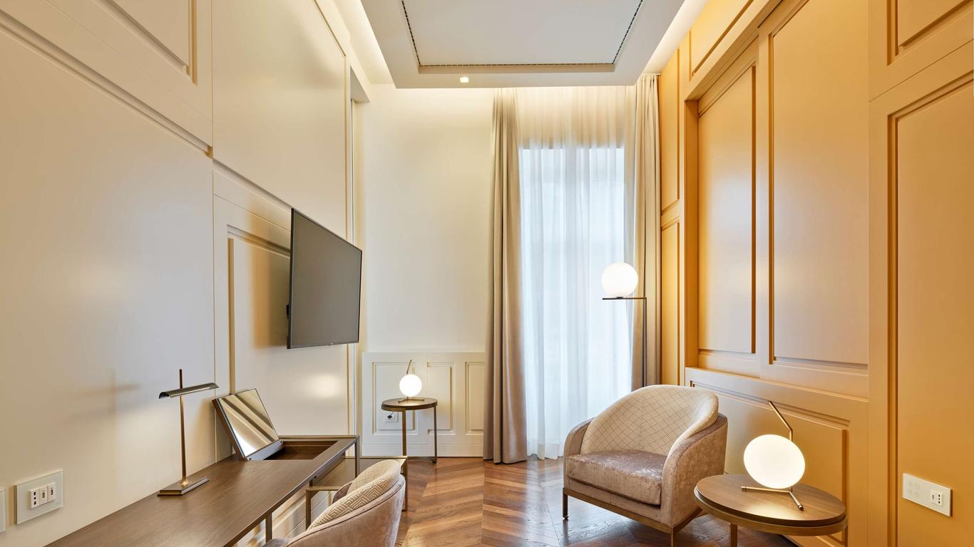 De Bonart Naples, Curio Collection by Hilton