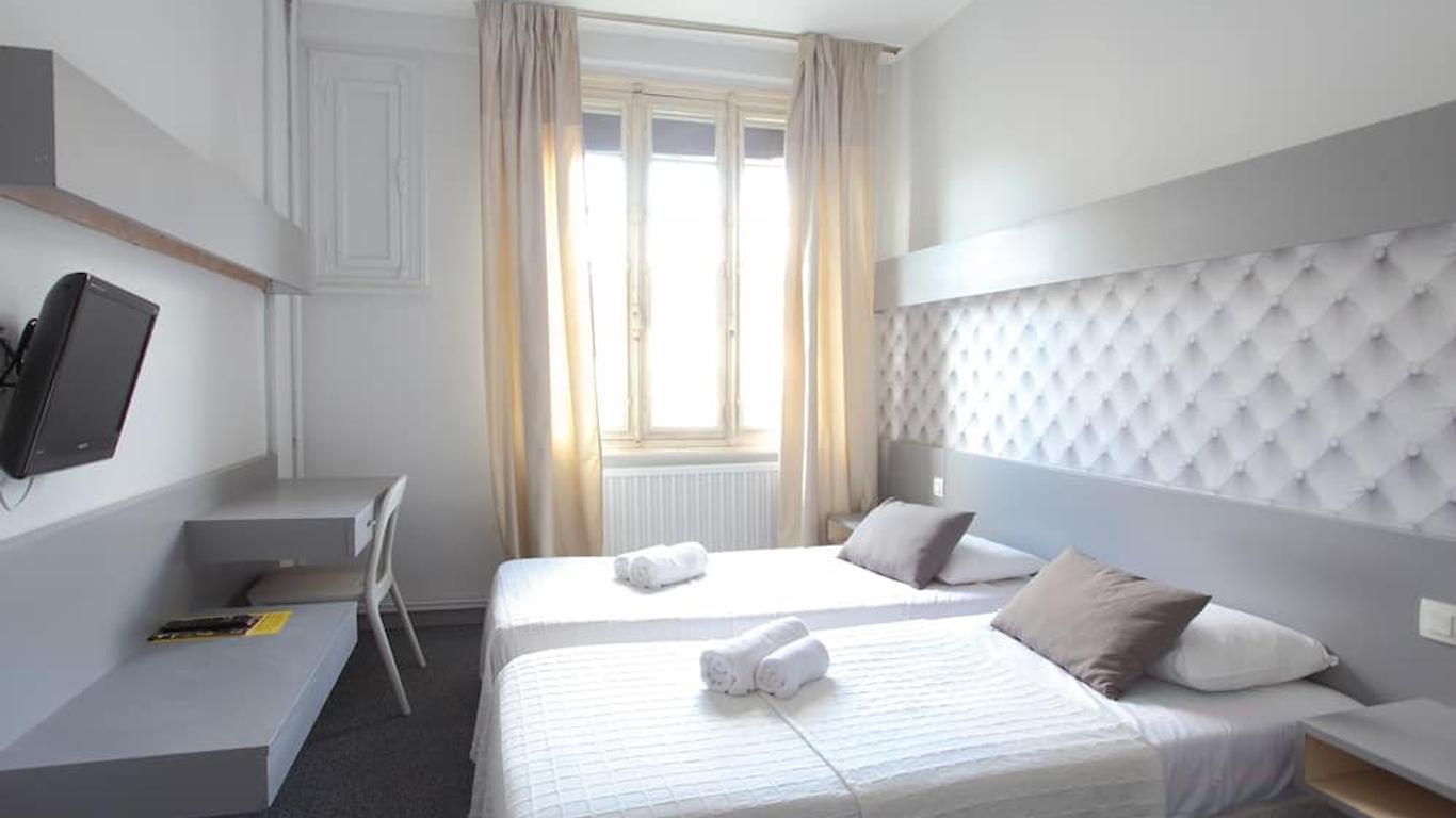 Little Lodge Hotel