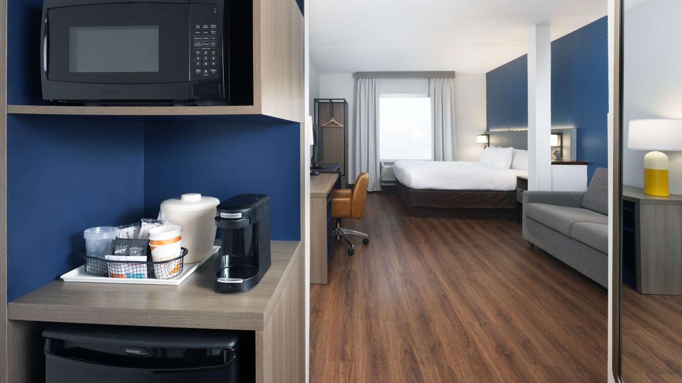 Comfort Suites Outlet Center