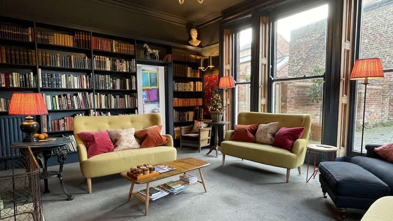 City Centre Luxury Holiday House with Outdoor Bath and Parking