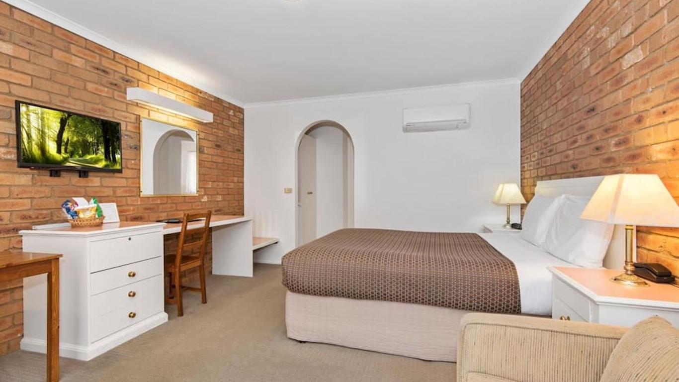 Golden Square Motor Inn